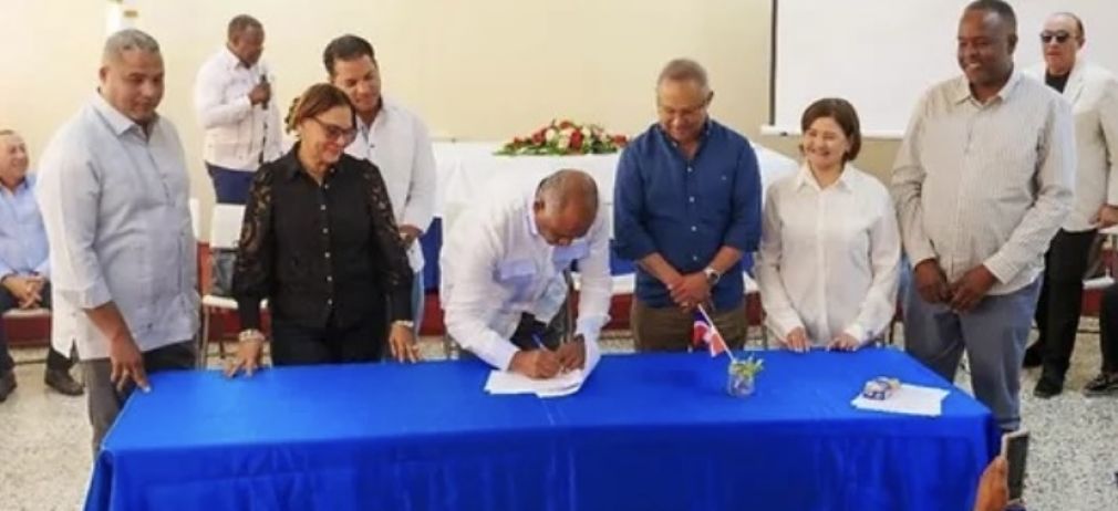 Autoridades civiles y representantes de la sociedad civil peraviana firman declaración sobre Plan Estratégico de Desarrollo Sostenible.