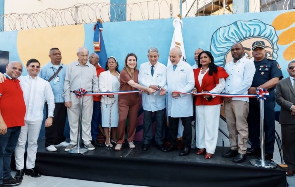 La alcaldesa Carolina Mejía recibió un reconocimiento por parte del Dr. José Joaquín Puello.