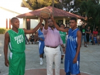 Club Santa Cruz inaugura campeonato de basket en Barahona