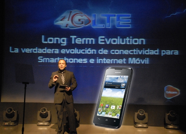 El gerente de mercadeo presentó las características del smarphone 4G LTE de Tricom.