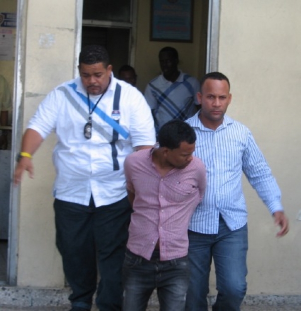 Momentos en que dos agentes de la policía conducian a Bacanay a la celda del palacion de la insititución del orden