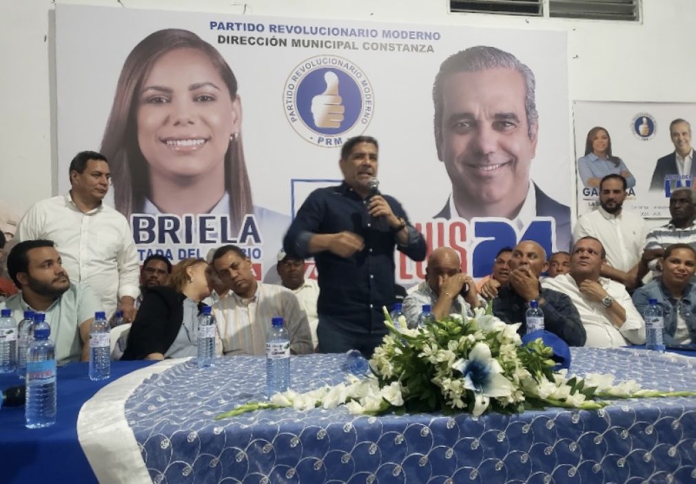 Límber Cruz se dirige a los juramentados, renunciantes de los partidos principales de la oposición.