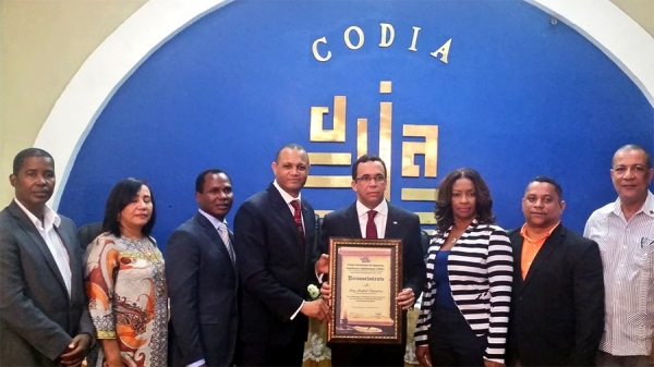 Junta Directiva del #CODIA hace entrega de reconocimiento a la Excelencia al Canciller @AndrésNavarrog.