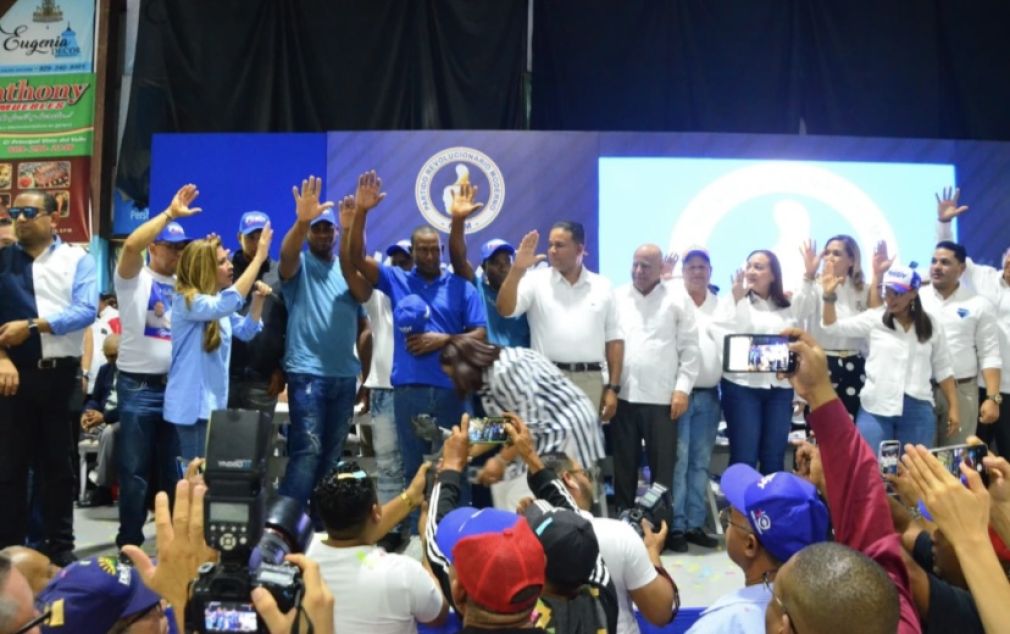 La foto presenta el momento cuando la secretaria general del PRM, Carolina Mejía,  juramenta a los nuevos perremeistas en la provincia Hermanas Mirabal.