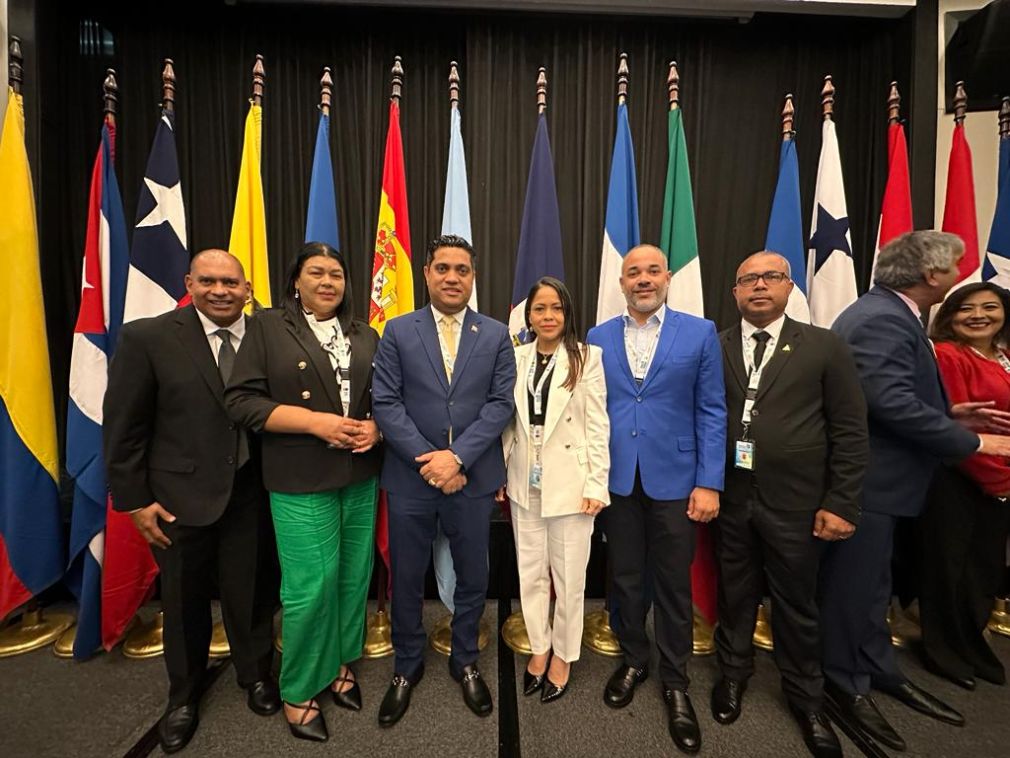 La cumbre se desarrolla durante la celebración de la Asamblea General de Municipios 2023, que reúne alcaldes y alcaldesas de República Dominicana. Imagen de Kelvin Cruz al ser electo primer co-presidente de Flacma.