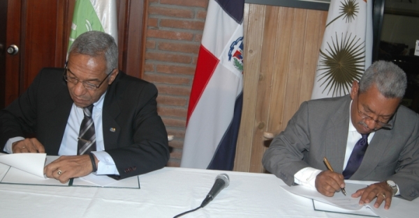 Ricardo García García, director general del Jardin Botánico Nacional y Magino Corporán Lorenzo , director del Consejo Nacional sobre Discapacidad (CONADIS) durante la firma del convenio de colaboración interinstitucional