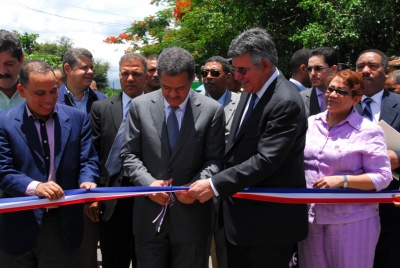 El Presidente Leonel Fernández inaugurando la carretera Barranca–Cayetano Germosén.
