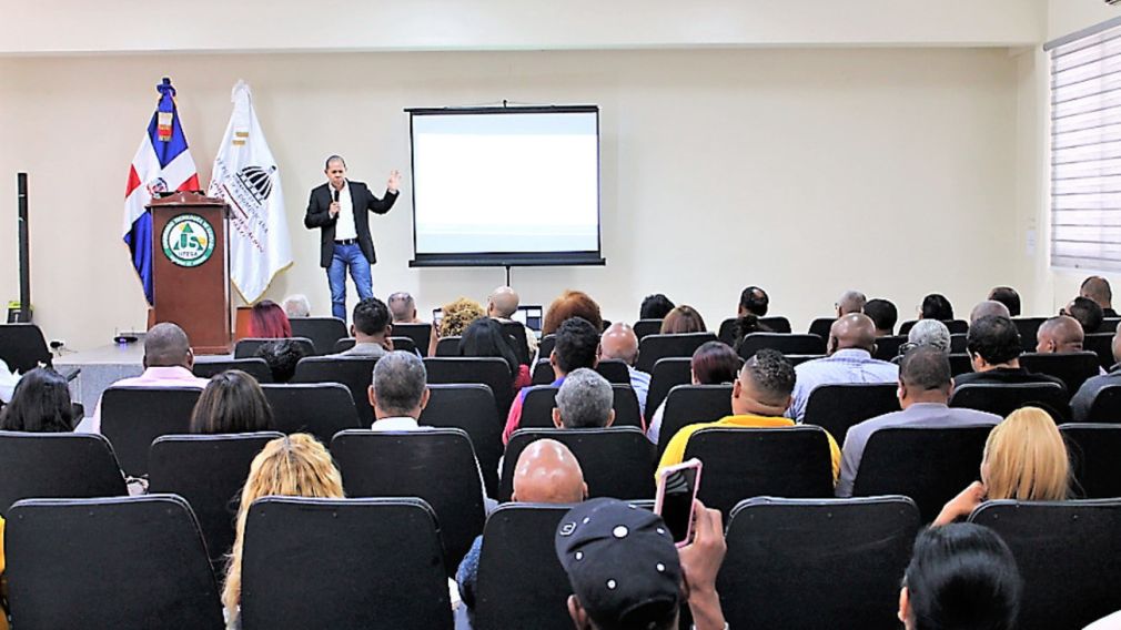 El viceministro de Ordenamiento Territorial y Desarrollo Regional, Domingo Matías, expuso la conferencia “Desafíos de la Ley de Ordenamiento Territorial en Santo Domingo Oeste”.