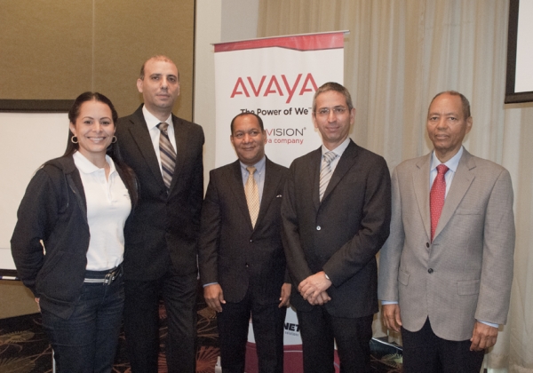 Clientes y ejecutivos de Cecom comparten la experiencia de telepresencia de AVAYA.