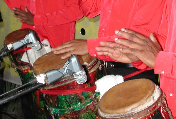 Tocando percusión.