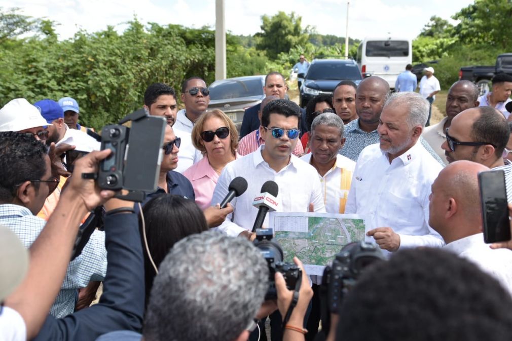Wellington Arnaud anunció que en las próximas semanas se estarán licitando 94 kilómetros de redes de distribución, con una inversión que supera los $650 millones de pesos, que dotará de tuberías a todos los sectores de Haina.
