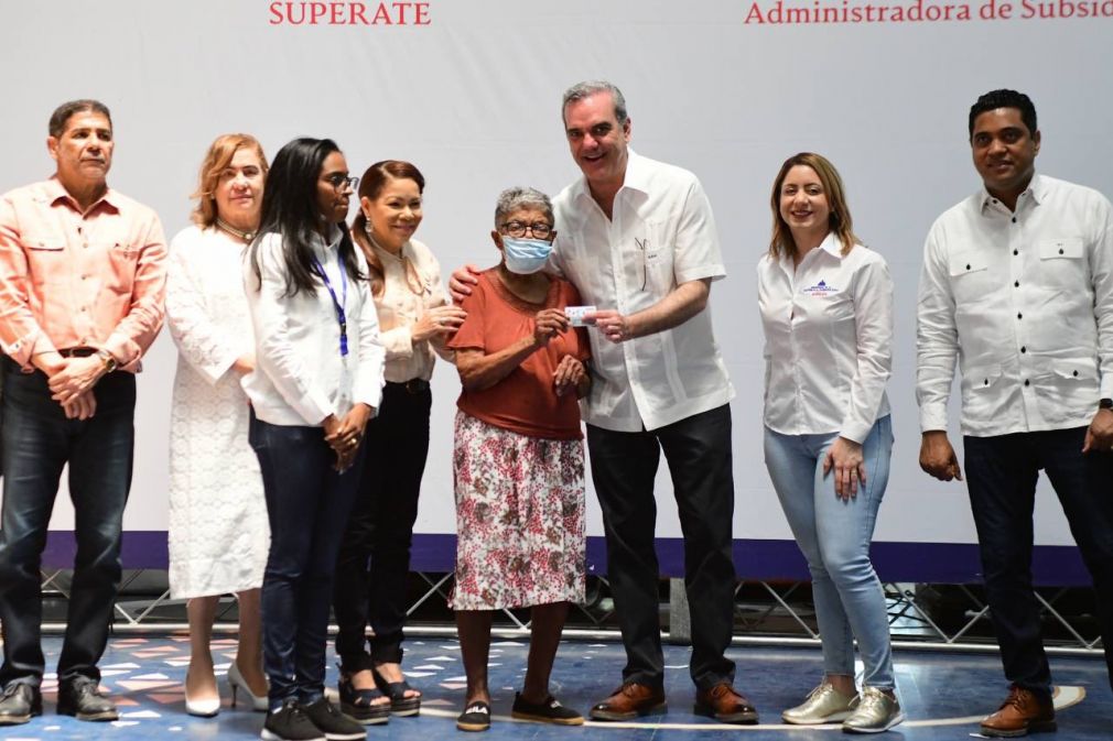 La entrega fue encabezada por el presidente Luis Abinader y Gloria Reyes, directora de Supérate.