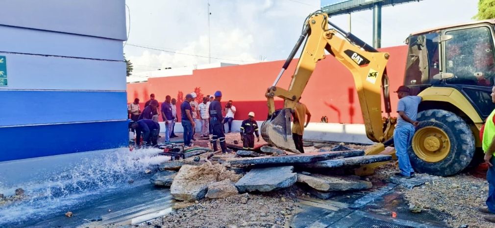 Brigadas de la CAASD repararon la avería en la Avenida Máximo Gómez con Ovando.