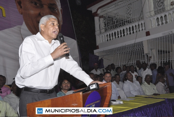 Nelson Guillén, precandidato del PLD a la alcaldía de San Cristobal, mientras se dirigía a los presentes en un acto de apoyo a su candidatura en el barrio Canastica de San Cristobal.