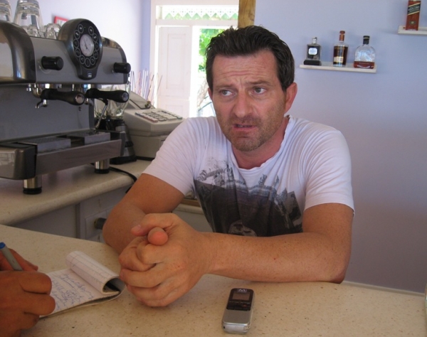El italiano Gian Luca, propietario de la pizzería La Vita E 'Bella, se quejo de la poca aflkuencia de turistas, "tu te puedes creer que a punto de las doce del medio día mi negocio no tenga un solo cliente", dijo al ver su pizzeria vacía.