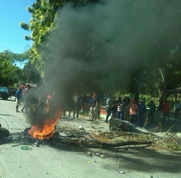 Protestan por heces fecales “regada” en hospital de Villa Consuelo: 