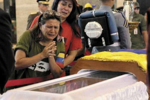 El cuerpo del presidente Hugo Chávez reposa en su féretro colocado en un salón de la Academia Militar. 