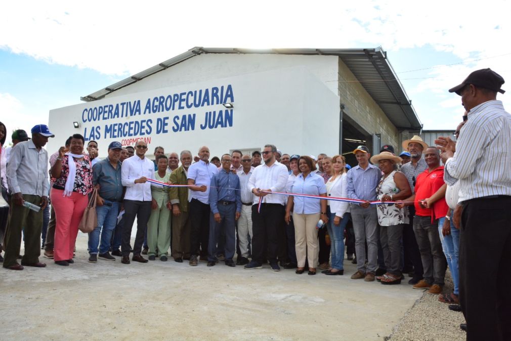 El director del FEDA, Hecmilio Galván, dejó inaugurado la planta procesadora de grano de la Cooperativa de Productores de Maíz La Ceiba de Pedro Corto.