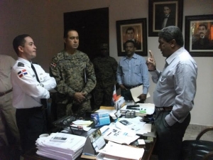 Nuevos comandantes del ejército y politur visitan gobernador de Barahona