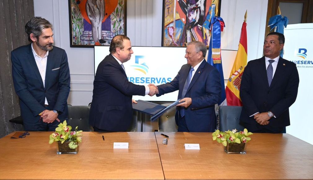 El doctor Aguilera y Felipe Oriol, director global de Multilaterales e Instituciones Financieras de CaixaBank, se entrelazan manos después de firmar el acuerdo.