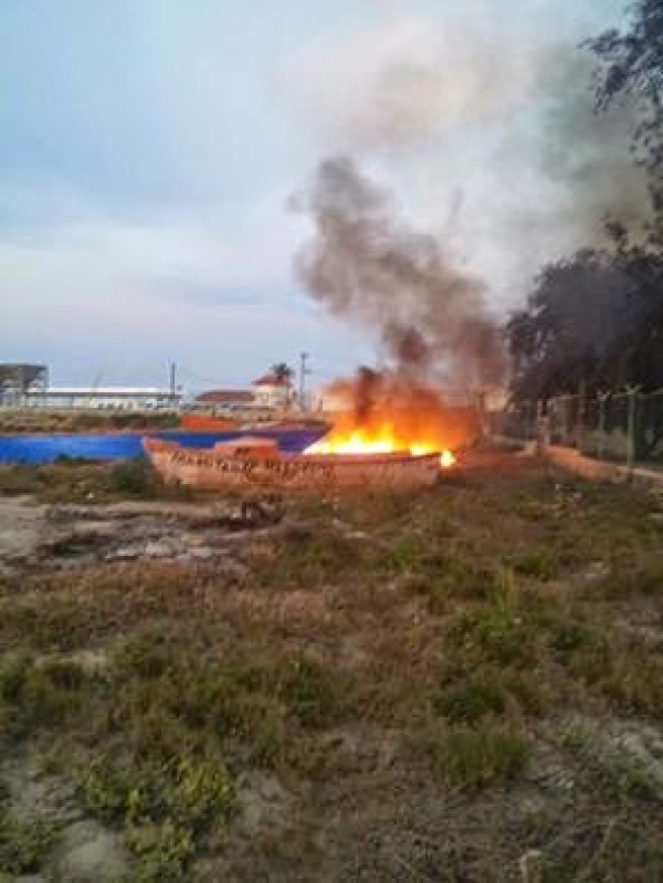 Armada Dominicana incendia embarcaciones de haitianos depredaban Bahía de Manzanillo