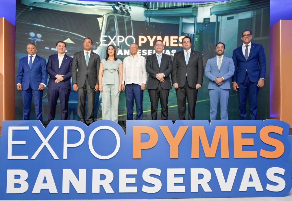 El presidente ejecutivo de Banreservas, doctor Leonardo Aguilera; y el ministro del MICM, Eduardo Sanz Lovatón, encabezan el lanzamiento de Expo Pymes Banreservas 2026. Les acompañan directivos de la entidad financiera.