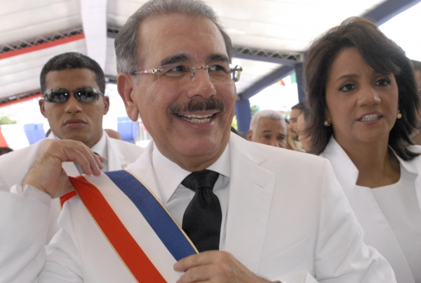 El Presidente de República Dominicana, Danilo Medina se arregla la banda presidencial el día de la transición de mando.