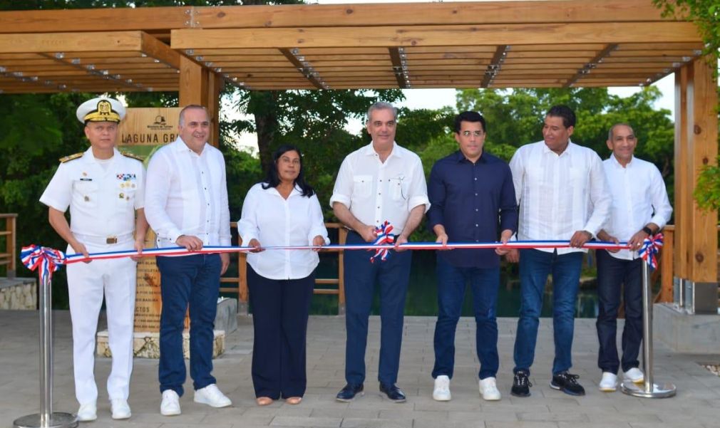 El Presidente Luis Abinader y el ministro de Turismo, David Collado, entregaron el proyecto de mejoramiento de la Laguna Gri-Gri y su entorno en Rio San Juan.