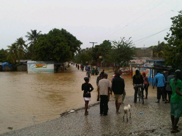 Isaac deja 3 muertos y daños materiales al pasar por Haití