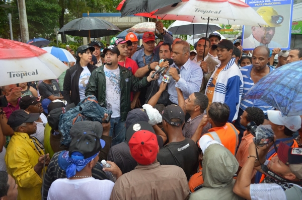 Cientos marchan a favor de Falcondo en Bonao piden intervención de Danilo Medina