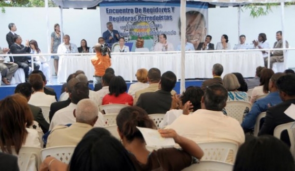 Miguel Vargas recibe apoyo de 427 regidores del PRD