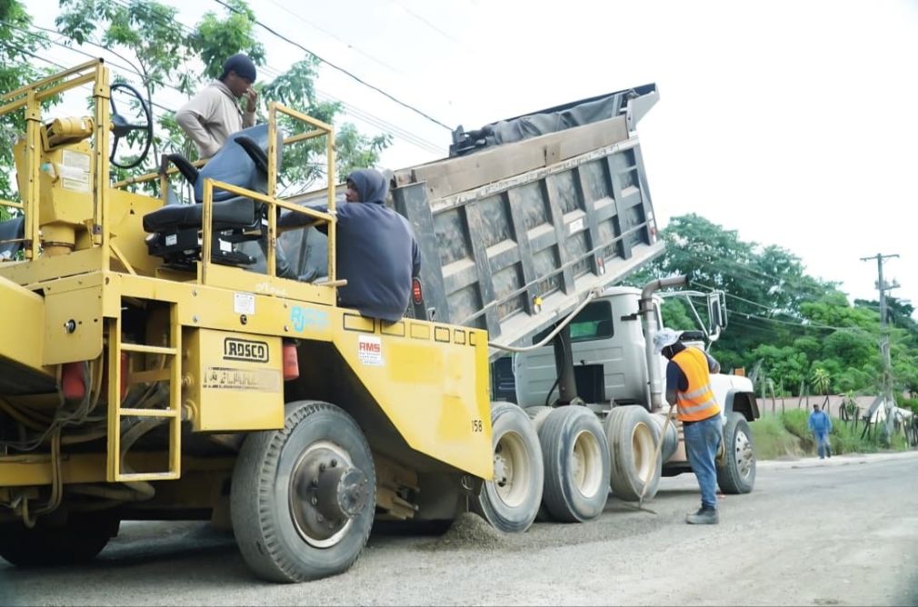 Gobierno inicia proceso de asfaltado en carretera Manuel Bueno-Cruce de la Lana en Dajabón.