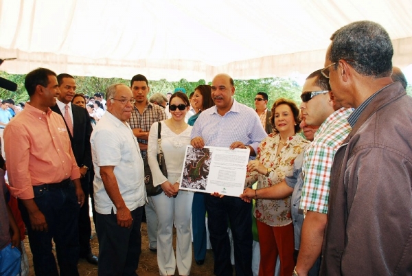 Entrega de placa a la familia Hernandez