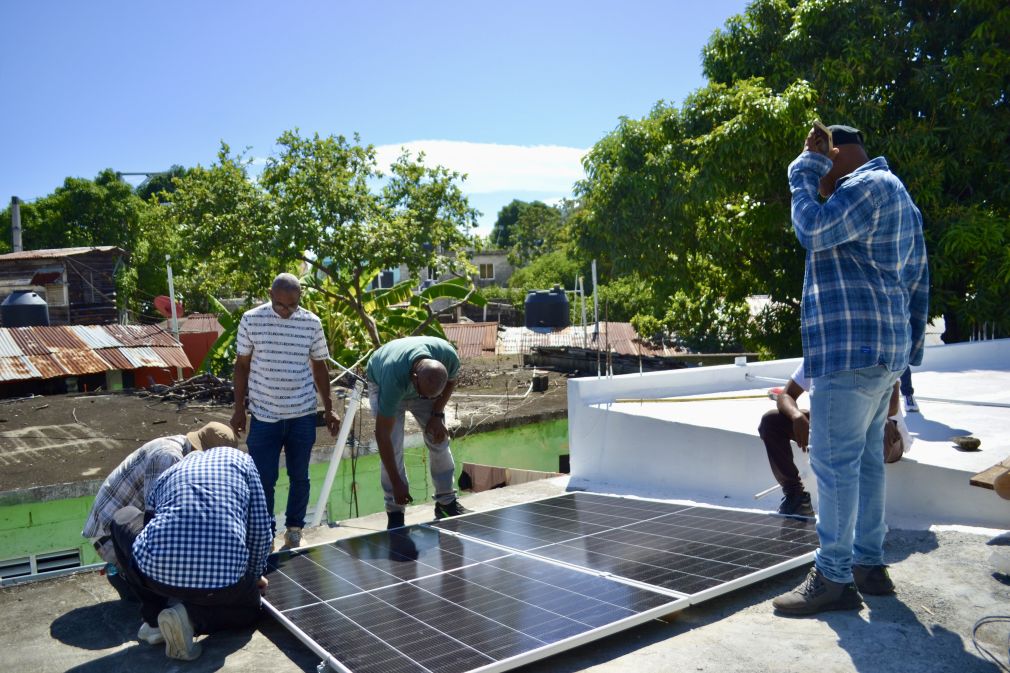 Instalan paneles solares en sectores populares de Don Gregorio, Nizao, provincia Peravia.