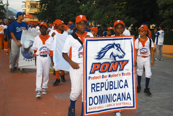 Niños desfilan en la inauguración del evento.
