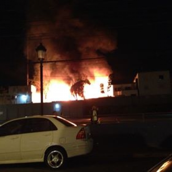 Fuego reduce a cenizas dos casas en Santiago