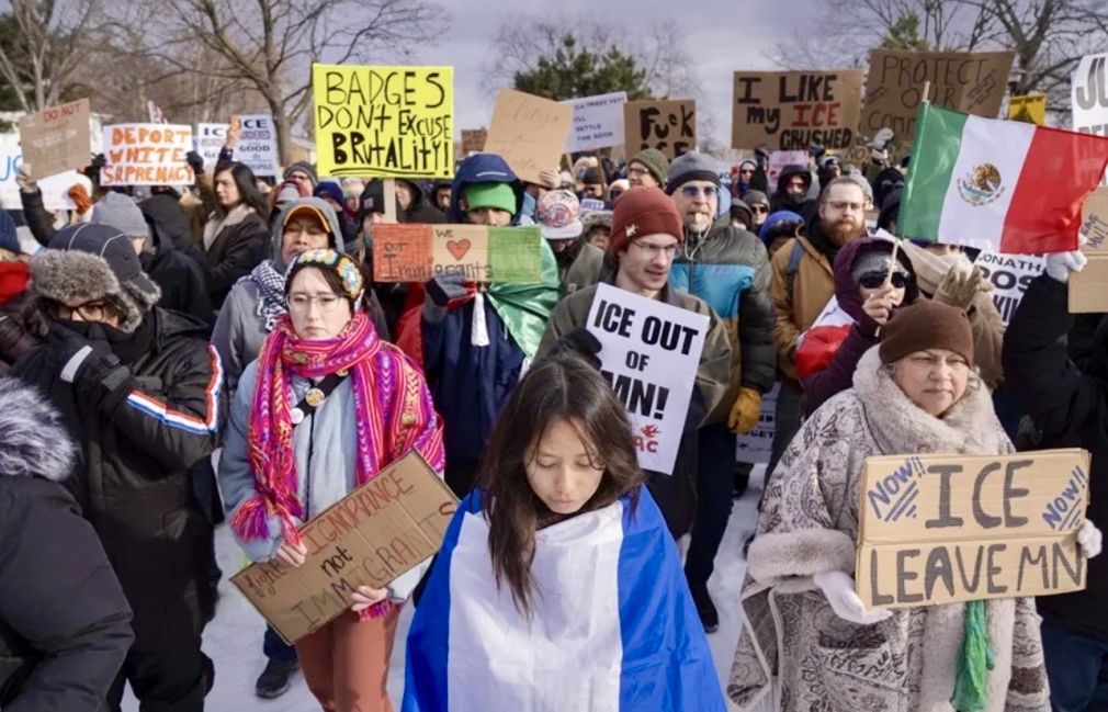 Un grupo de personas sostiene carteles durante una manifestación en rechazo a los operativos del Servicio de Inmigración y Control de Aduanas (ICE) este sábado, en Mineápolis (EE.UU.). EFE/ Ángel Colmenares