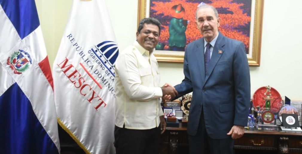 Junior Santos y Franklin García Fermín, durante la visita de cortesía que el candidato a alcalde de Los Alcarrizos dispensó al funcionario gubernamental. 