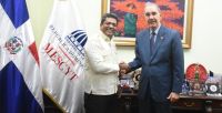Junior Santos y Franklin García Fermín, durante la visita de cortesía que el candidato a alcalde de Los Alcarrizos dispensó al funcionario gubernamental. 