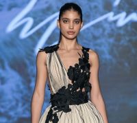 La modelo Ángel Marie Polanco se destaca en el Vancouver Fashion Week 2025.