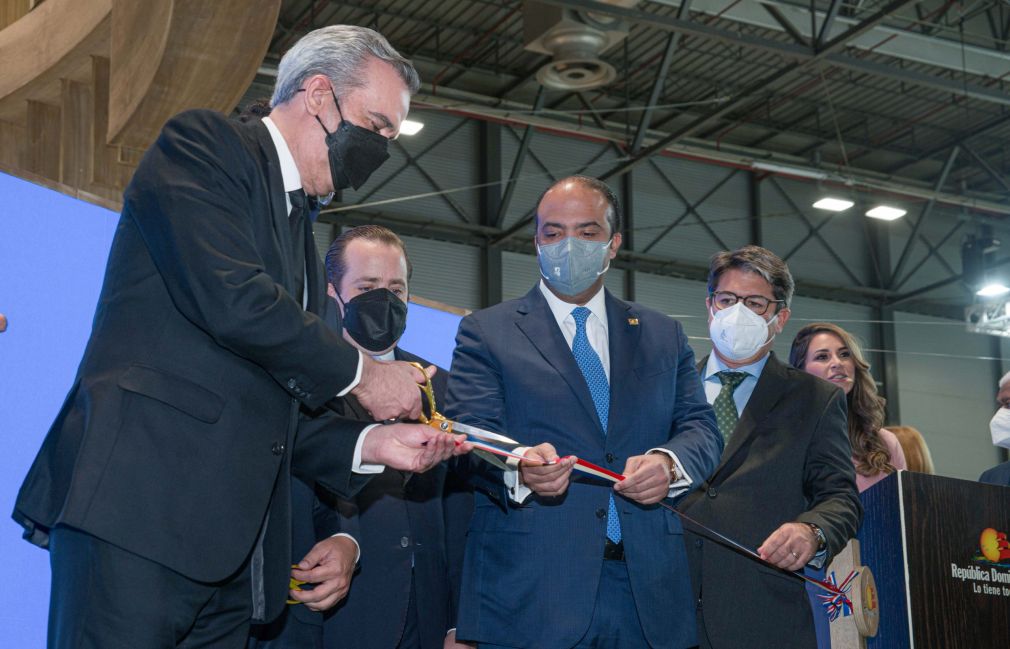 El presidente Abinader corta la cinta que deja abierto el pabellón dominicano en Fitur 2022.