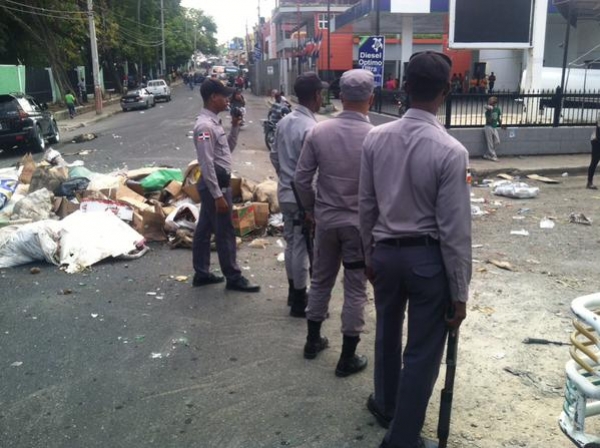 Mercaderes lanza basura a las calles por falta de recolección: 