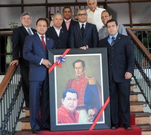 El diputado Abel Martínez, encabezó la delegación de ese hemiciclo, que acudió a la Embajada de Venezuela a entregar un oleo de los presidentes venezolanos Hugo Chávez y Simón Bolivar