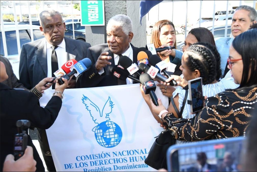 Al centro Manuel María Mercedes, Comisión Nacional de los Derechos Humanos (CNDH).