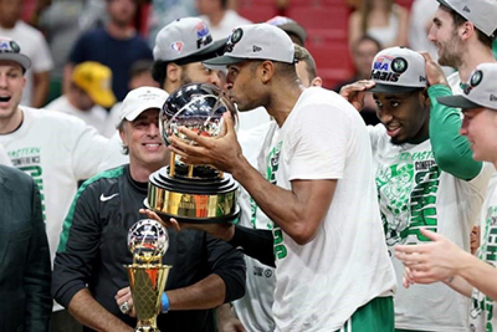 Al Horford besa el trofeo de los ganadores de la Conferencia del Este de la NBA, con el que pasan a la final. Foto: AFP