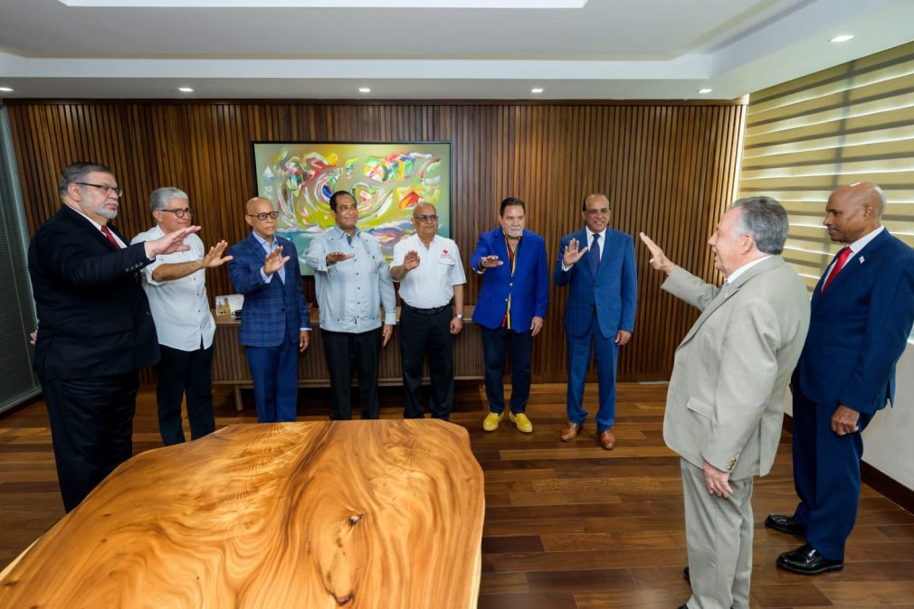 El director general de la Cruz Roja hizo entrega de un cheque por valor de un millón de pesos.