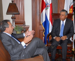 El señor Franklin León, presidente de Cervecería Nacional Dominicana en visita a Roberto Salcedo, alcalde del Distrito Nacional.