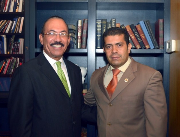 El ministro de Agricultura, Luis Ramón Rodríguez, junto al embajador de Venezuela en el país, Alberto Castellar.