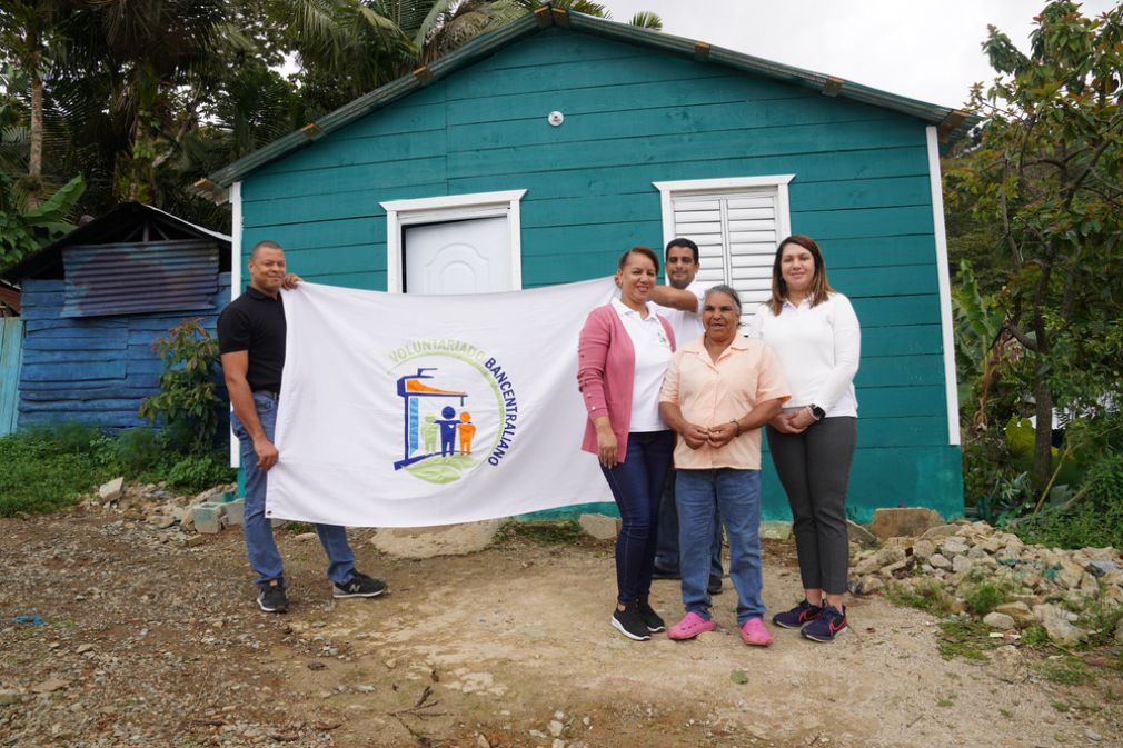 Familia que recibió su casa reparada.