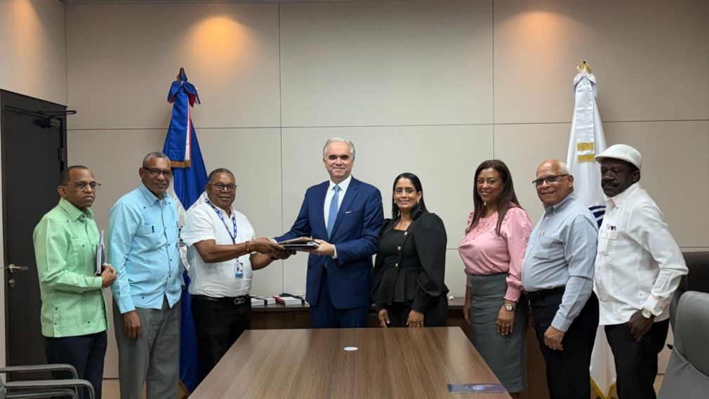 La Corriente Magisterial Juan Pablo Duarte presentó la propuesta del año sabático al ministro de educación.